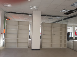 PARETE DIVISORIA CON CONTENITORE INTEGRATO