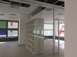 PARETE DIVISORIA CON CONTENITORE INTEGRATO