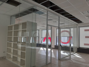 PARETE DIVISORIA CON CONTENITORE INTEGRATO