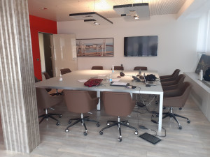 TAVOLO RIUNIONI CON POLTRONCINE