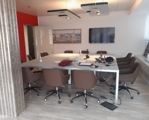 tavolo riunioni e poltroncine