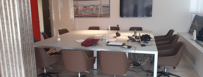 tavolo riunioni e poltroncine