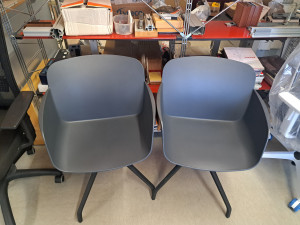 COPPIA SEDIE OSPITI LIBERA IN TECNOPOLIMERO ANTRACITE E BASE A 4 RAZZE NERA