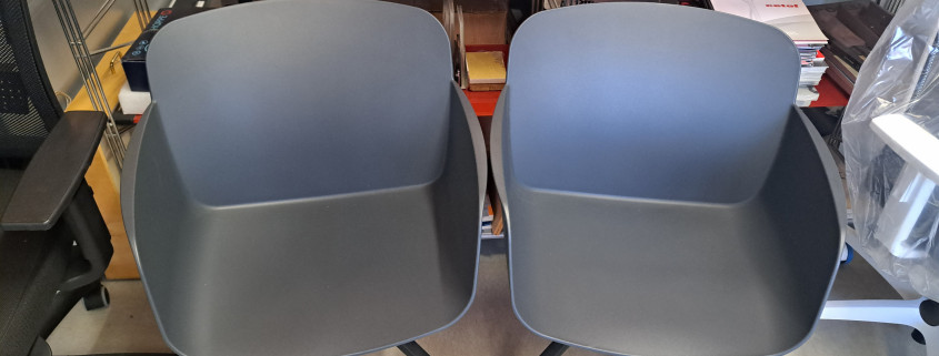 COPPIA SEDIE OSPITI LIBERA IN TECNOPOLIMERO ANTRACITE E BASE A 4 RAZZE NERA